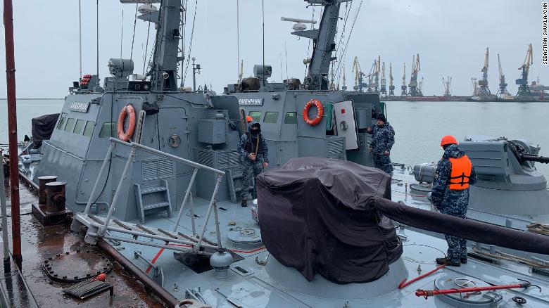 Dois navios-patrulha da artilharia ucraniana, o Kremenchuk e o Ackerman. / Sebastian Shukla / CNN