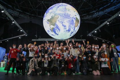 Jovens ativistas do clima reunidos na sede da COP26, a 26ª Conferência das Nações Unidas sobre as Mudanças Climáticas de 2021