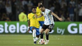 Messi é marcado por Fred no jogo entre Brasil e Argentina, pelas Eliminatórias para a Copa de 2022