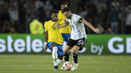 Messi é marcado por Fred no jogo entre Brasil e Argentina, pelas Eliminatórias para a Copa de 2022