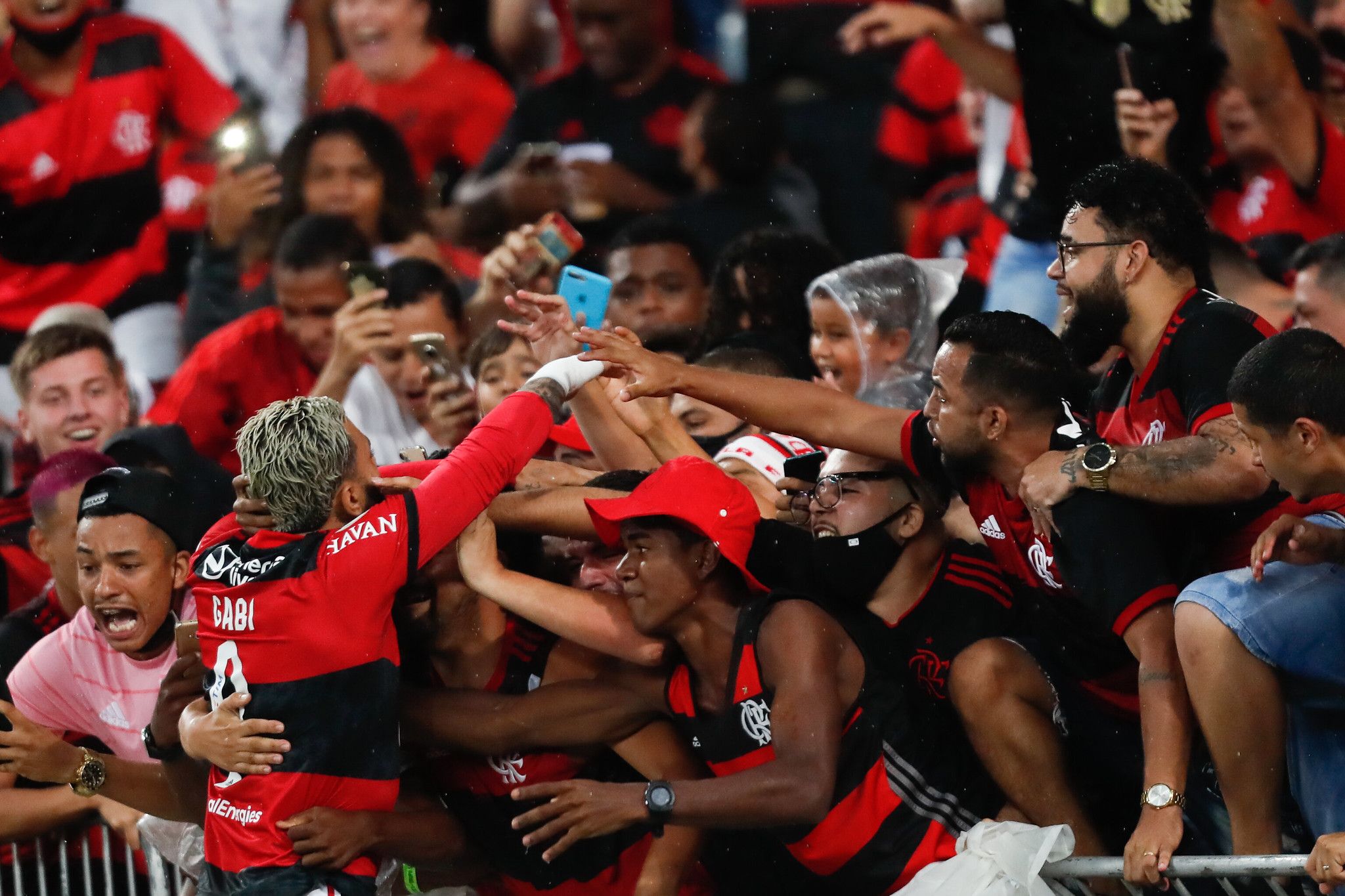 Gabigol comemora com a torcida