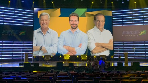 Auditório do Centro de Convenções Ulysses Guimarães, em Brasília (DF), com imagem dos candidatos: Arthur Virgílio, João Doria e Eduardo Leite
