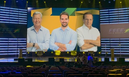 Auditório do Centro de Convenções Ulysses Guimarães, em Brasília (DF), com imagem dos candidatos: Arthur Virgílio, João Doria e Eduardo Leite