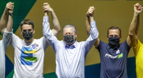 Arthur Virgílio, João Doria, e Eduardo Leite, no palco do auditório do Centro de Convenções Ulysses Guimarães, em Brasília (DF), neste domingo, 21 de novembro de 2021, antes das prévias para a escolha do candidato a Presidência da República em 2022