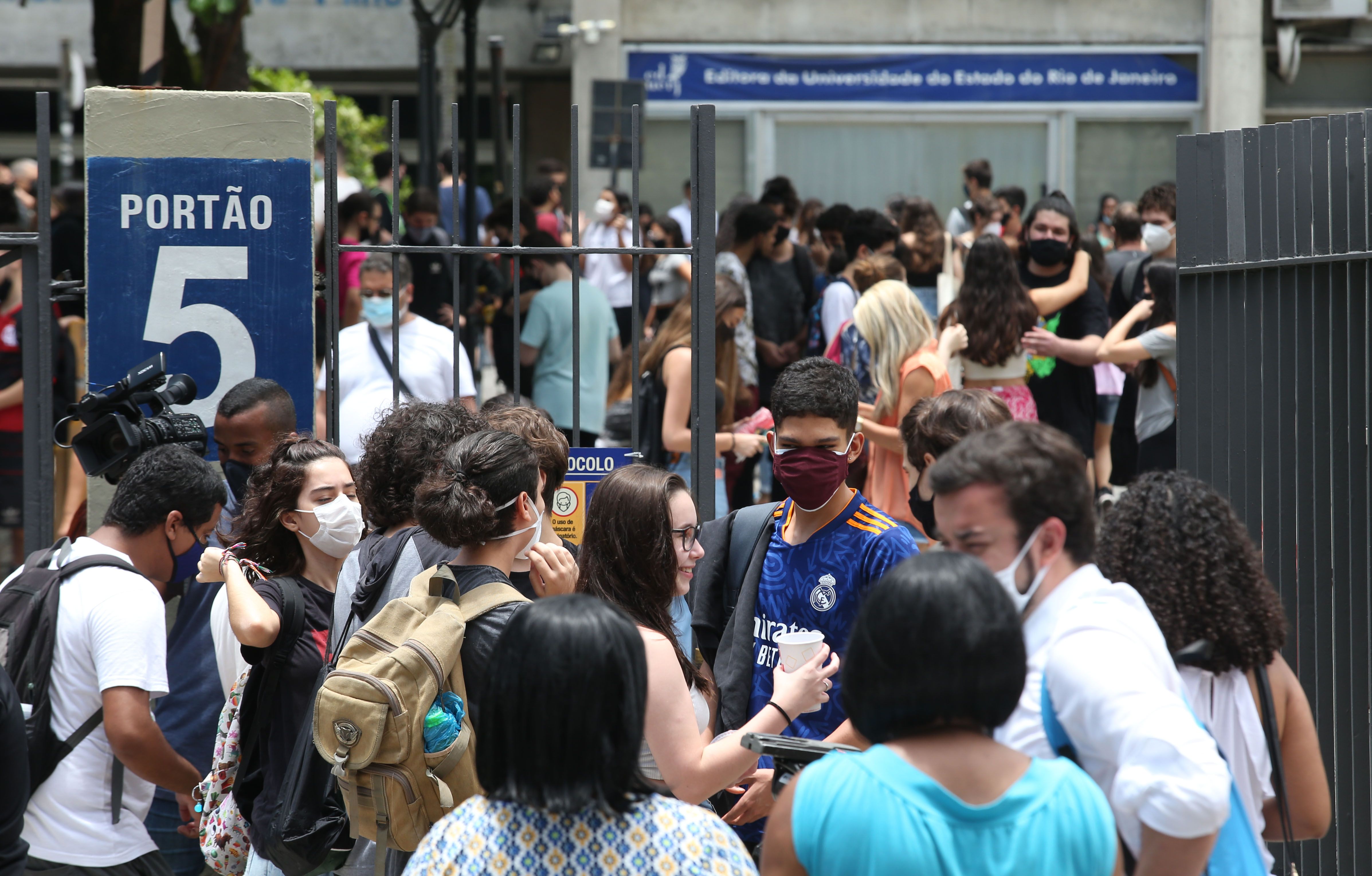 Chegada de estudantes no campos da UERJ para as provas do ENEM