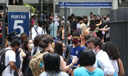 Chegada de estudantes no campos da UERJ para as provas do ENEM
