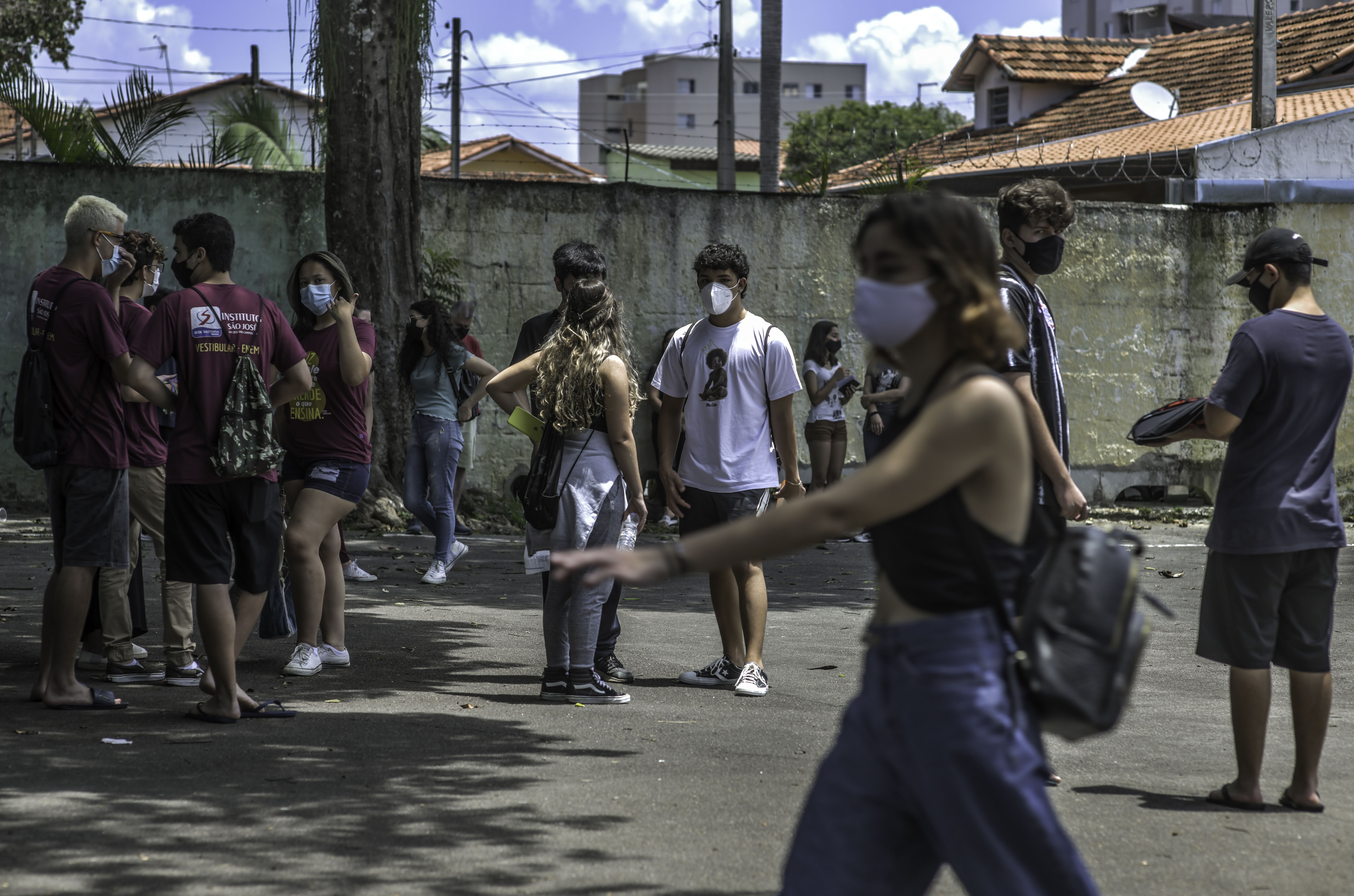 Estudantes chegam para provas do ENEM em escola de São José dos Campos