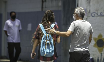 Estudantes chegam para as provas do ENEM em escola de São José dos Campos