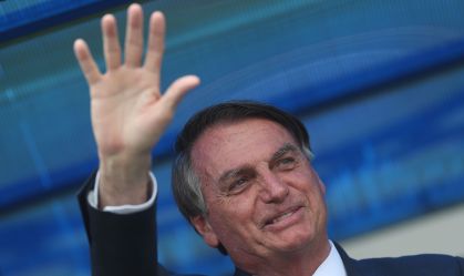 O presidente Jair Bolsonaro discursa para simpatizantes após se filiar ao PL
