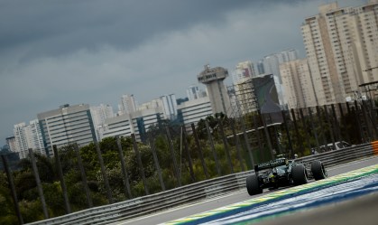 Carro da equipe Aston Martin durante treino para o Grande Prêmio São Paulo realizado no Autódromo de Interlagos