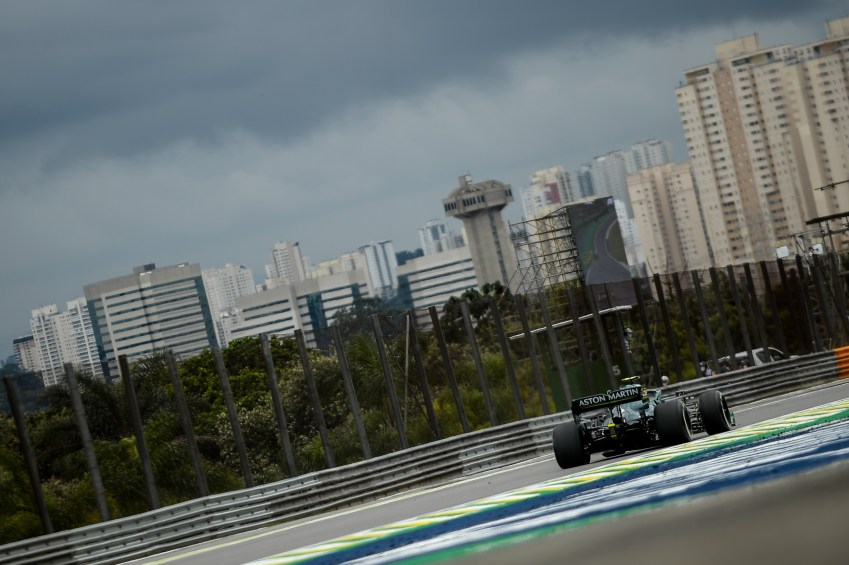 Carro da equipe Aston Martin durante treino para o Grande Prêmio São Paulo realizado no Autódromo de Interlagos / Duda Bairros/Agif/Estadão Conteúdo