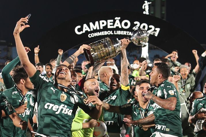Jogadores do Palmeiras comemoram a conquista da Copa Libertadores ao final da partida disputada com o Flamengo / ETTORE CHIEREGUINI/AGIF - AGÊNCIA DE FOTOGRAFIA/AGIF - AGÊNCIA DE FOTOGRAFIA/ESTADÃO CONTEÚDO