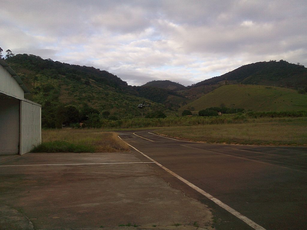 Aeroporto de Caratinga (MG) é cercado por morros / LuizVinha/Creative Commons