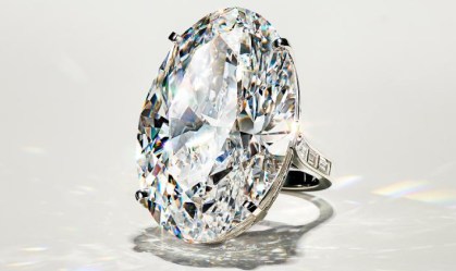 Anel que pode receber o diamante do colar