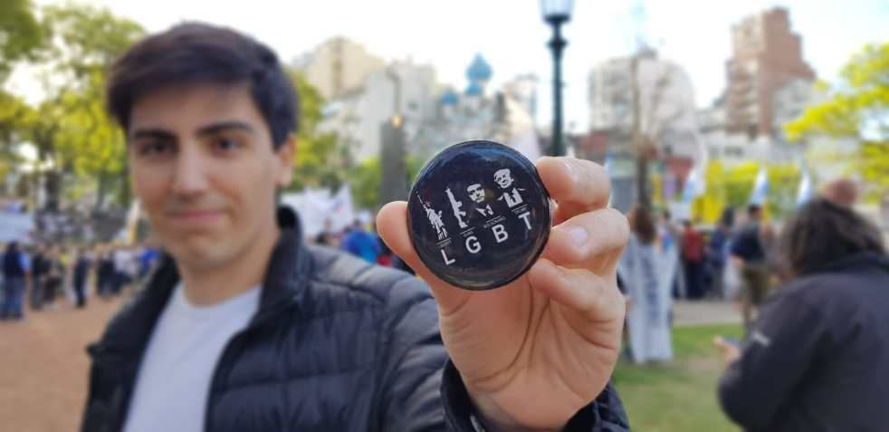Apoiador de Javier Milei ostenta broche com os dizeres “LGBT: Liberdade, Guns (armas, em inglês), Bolsonaro e Trump” / Luciana Taddeo