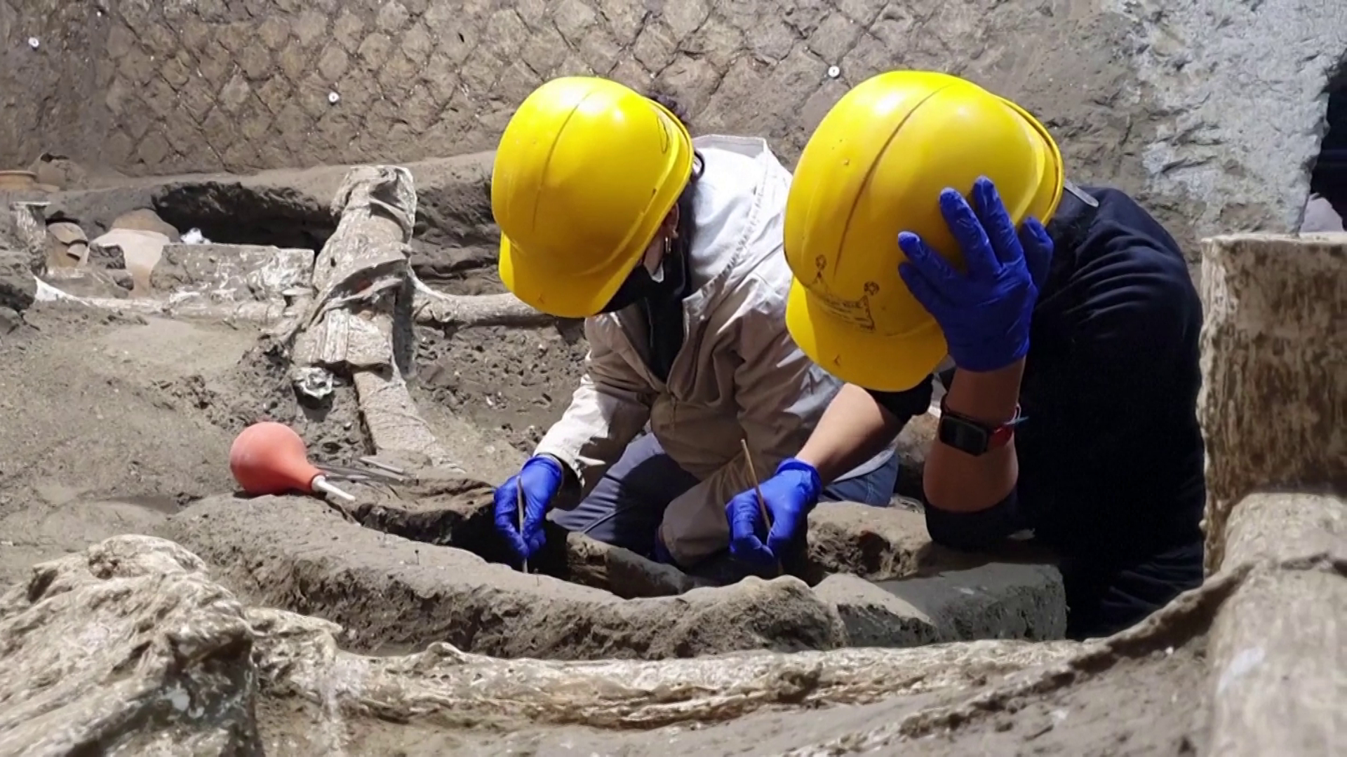 Arqueólogos trabalham na escavação de quarto de escravos em Pompeia / Reuters