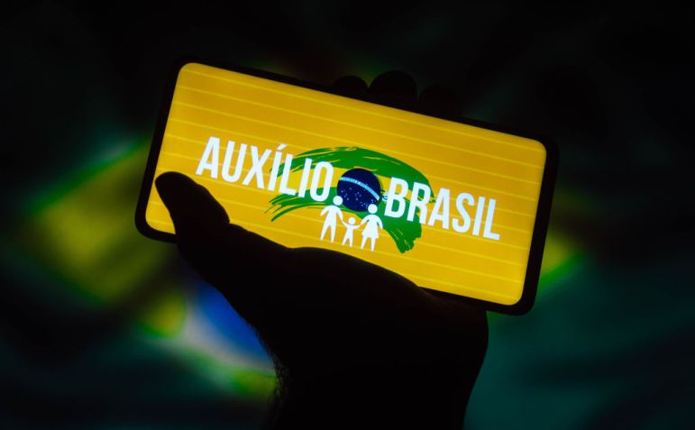 Logo do novo programa social do governo federal, o Auxílio Brasil / Rafael Henrique/SOPA Images/LightRocket via Getty Images