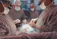 Após cirurgia rara, homem de 55 anos fica três meses com dois corações