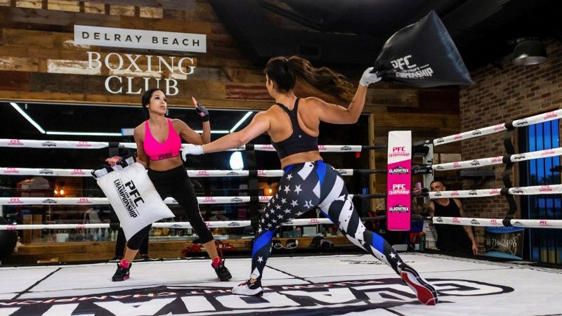 Esporte também conta com categoria feminina / Pillow Fight Championship/Reuters