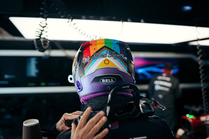 Hamilton usa capacete nas cores da bandeira LGBTQIA+ nos treinos do Catar. / Reprodução/Twitter @MercedesAMGF1
