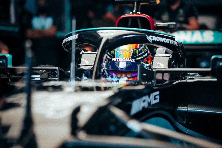 Hamilton usa capacete de arco-íris nos treinos do Catar / Reprodução/Twitter @MercedesAMGF1