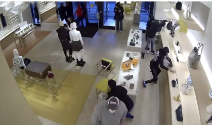 Assaltantes roubam R$ 560 mil em mercadorias de loja Louis Vuitton nos EUA