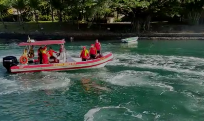 Bombeiros seguem buscas em Paraty após queda de avião bimotor