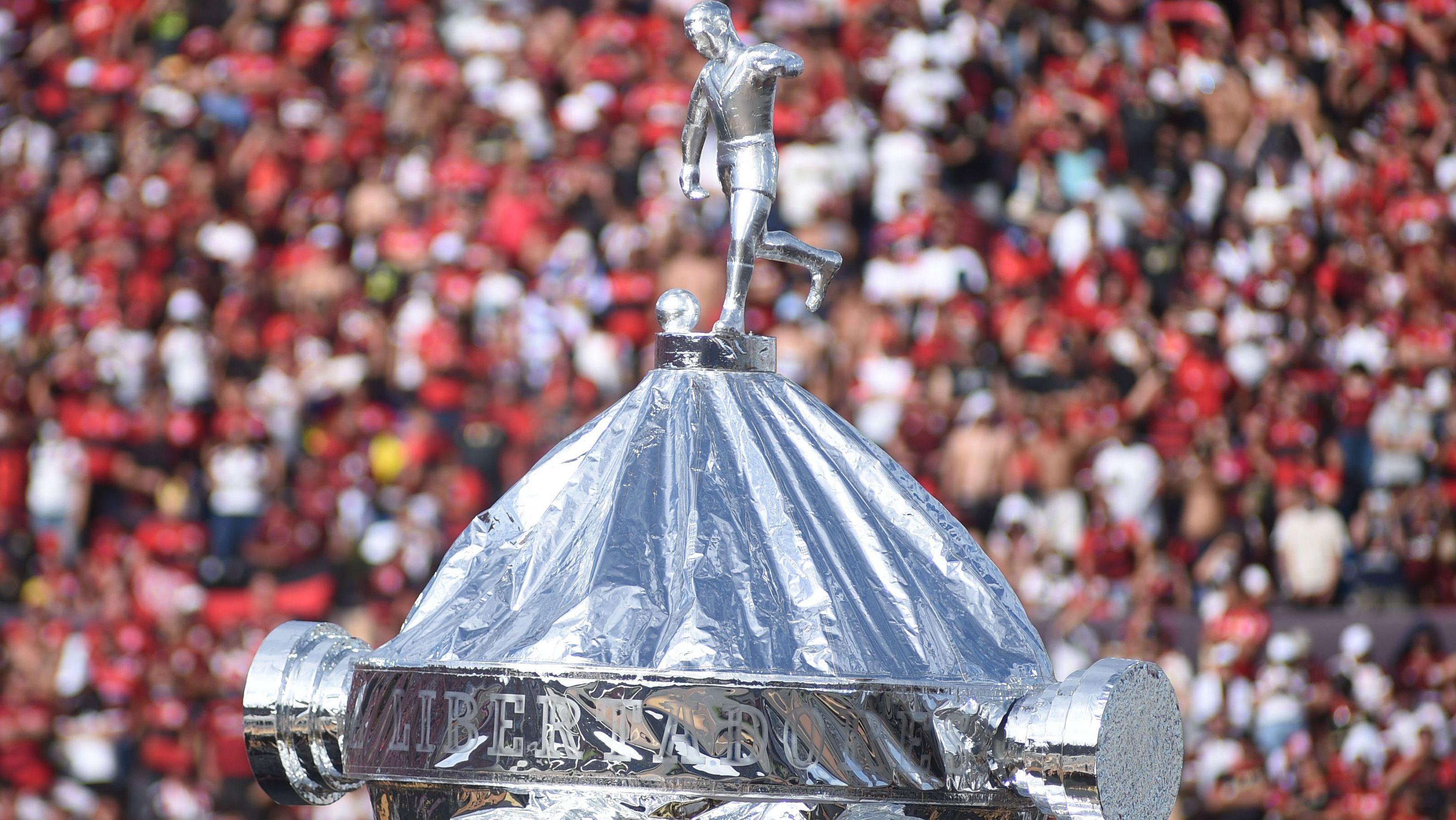 URY - FUTEBOL/LIBERTADORES/PALMEIRAS X FLAMENGO - ESPORTES - Torcedores do Flamengo durante partida com o Palmeiras válida pela final da Copa Libertadores 2021, no Estádio Centenário, em Montevidéu, no Uruguai, neste sábado, 27 de novembro de 2021. 27/11/2021 - Foto: DANTE FERNANDEZ/Focouy/DIA ESPORTIVO/ESTADÃO CONTEÚDO