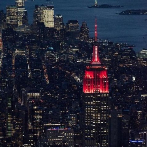 Empire State Building, em Nova York, iluminado em vermelho para o lançamento de Red (Taylor's Version), em 10 nov. 2021 / Reprodução/Empire State Building