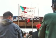 Manifestantes protestam na entrada da Samarco para marcar 6 anos do desastre em Mariana