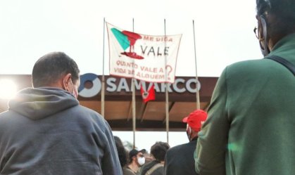 Manifestantes protestam na entrada da Samarco para marcar 6 anos do desastre em Mariana
