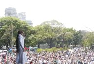 Corrida com show de Carlinhos Brown reúne 15 mil pessoas no Ibirapuera