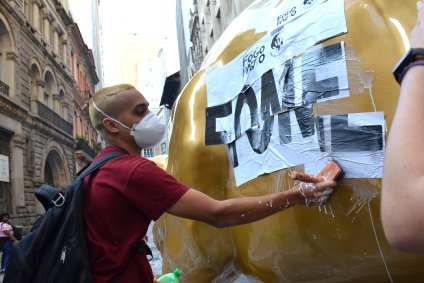 Protesto de grupos sociais em frente a Bolsa de São Paulo, (B3) na manhã desta quarta feira (17)