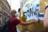 Escultura do “touro de ouro” amanhece pichada e com cartaz contra a fome