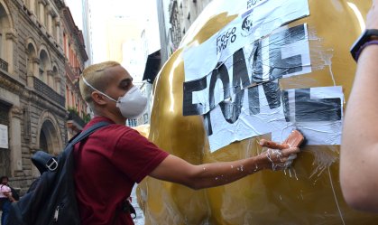 Escultura do "touro de ouro" amanhece pichada e com cartaz contra a fome