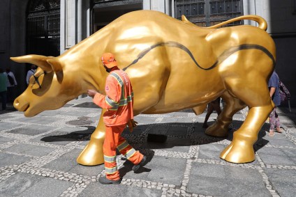 Escultura do &quot;Touro de Ouro&quot;, diante da B3, sofre com vandalismo por pichador no centro na cidade de São Paulo, nesta quarta feira (17)