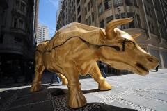 &quot;Touro de Ouro&quot; amanhece pichado no centro de São Paulo