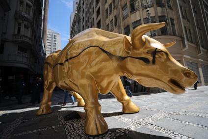 &quot;Touro de Ouro&quot; amanhece pichado no centro de São Paulo