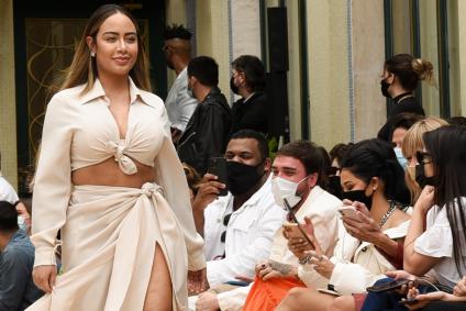 Rafaella Santos faz estreia na passarela no SPFW