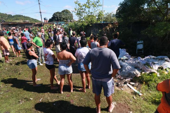 Moradores recolhem corpos no Complexo do Salgueiro, no Rio de Janeiro / José Lucena/Estadão Conteúdo