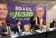 General Santos Cruz se filia ao Podemos em cerimônia ao lado de Moro