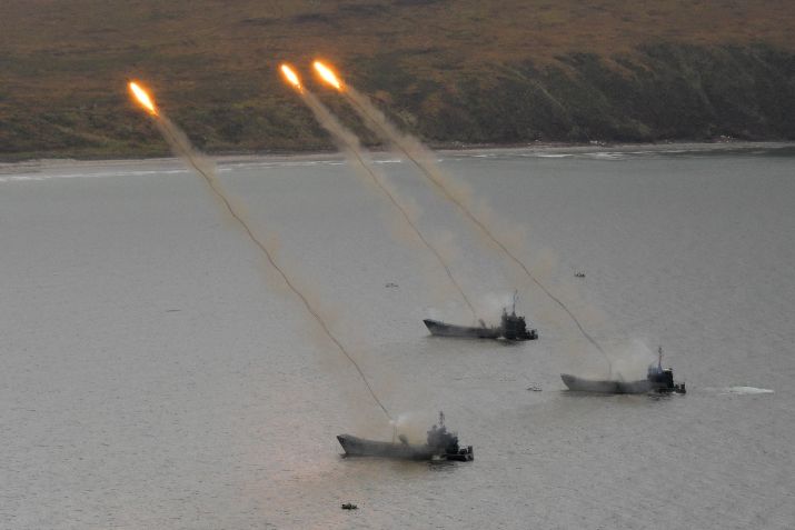 Mísseis são disparados de testes militares russos em novembro / Foto: Yuri Smityuk\TASS via Getty Images