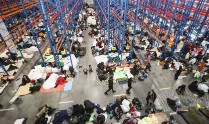 Imigrantes enfrentam frio e neve para cruzar fronteira de Belarus