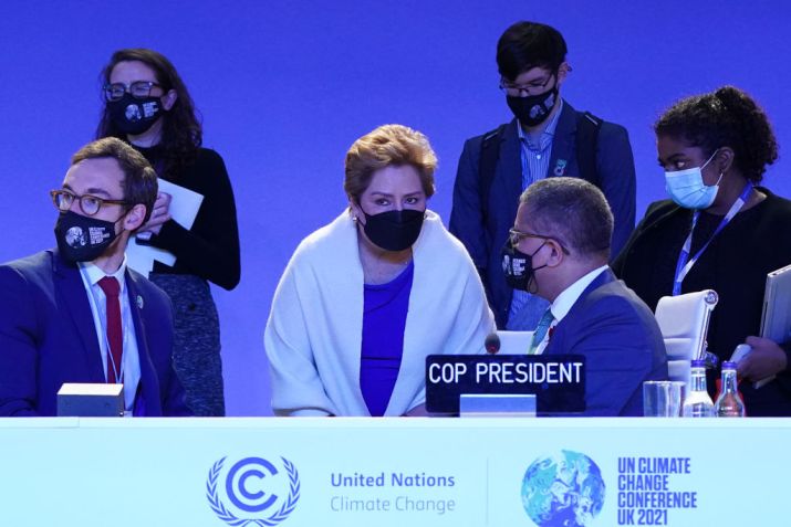 Presidente da COP26, Alok Sharma, conversa com Patricia Espinoza, secretária-executiva da Convenção do Clima, em últimas rodadas de negociação da COP26 em Glasgow / Ian Forsyth/Getty Images