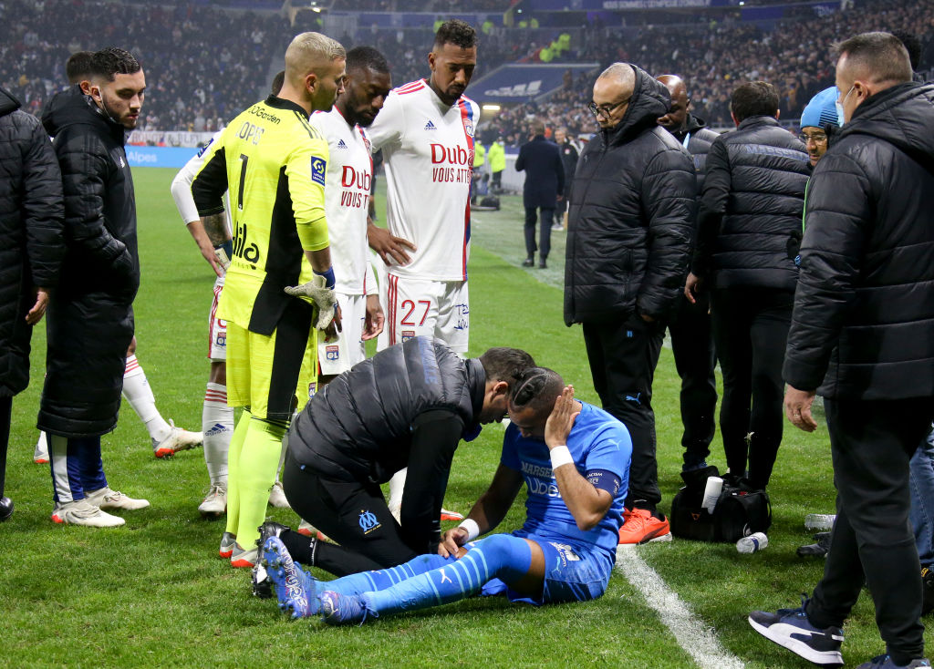 Partida foi interrompida após jogador do Marseille ser atingido na cabeça por garrafa d'água. Jogo foi suspenso duas horas depois / Foto: John Berry/Getty Images