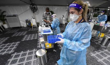 Ômicron vai se disseminar pelo mundo e Brasil não ficará livre, diz virologista