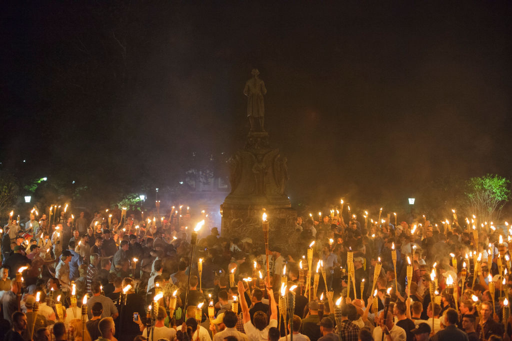 Neonazistas fazem manifestação com tochas na Universidade de Virgínia