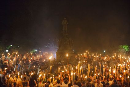 Neonazistas fazem manifestação com tochas na Universidade de Virgínia