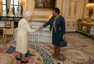 Rainha Elizabeth II dá parabéns ao povo de Barbados após ilha romper com monarquia