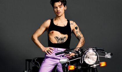 Cantor Harry Styles lança marca de produtos de beleza sem gênero   